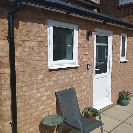 Cosy Garden Studio Room Minimum Two Night Booking Brighton Exterior photo