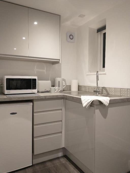 Cosy Garden Studio Room Minimum Two Night Booking Brighton Exterior photo