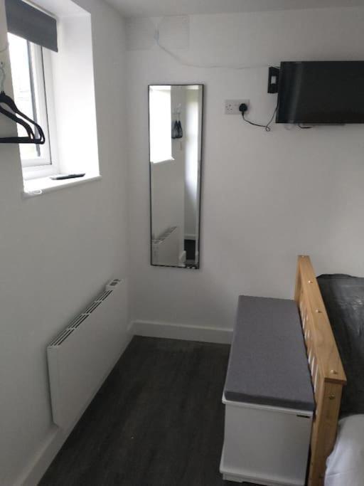 Cosy Garden Studio Room Minimum Two Night Booking Brighton Exterior photo