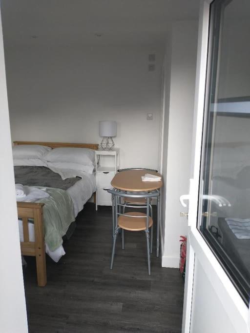 Cosy Garden Studio Room Minimum Two Night Booking Brighton Exterior photo
